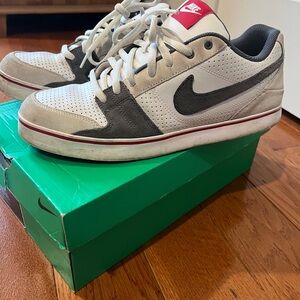 Nike Ruckus Low Box Label — Green Box with Black Sticker